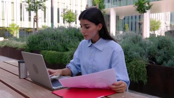 Mujer Negocios Joven Que Trabaja Línea Usando Ordenador Portátil Sentado — Vídeos de Stock
