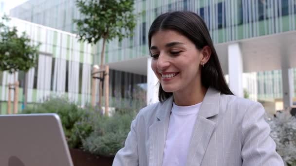 Genç Gülümseyen Kadını Modern Ofis Dışında Dizüstü Bilgisayar Kullanıyor Nternette — Stok video