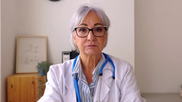 Retrato Confianza Del Trabajador Salud Profesional Senior Mirando Cámara Imagen — Vídeo de stock