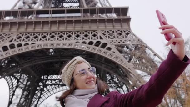 Szczęśliwa Kobieta Robi Sobie Selfie Używając Telefonu Przed Wieżą Eiffla — Wideo stockowe
