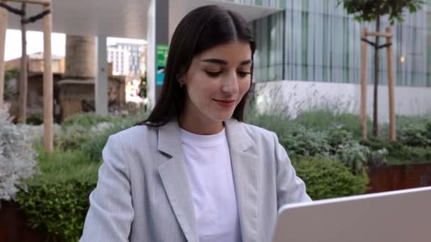 Молода Бізнес Леді Посміхається Камеру Працюючи Ноутбуці Сидячи Відкритому Повітрі — стокове відео