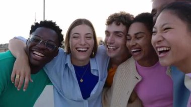 Şehir caddesinde birlikte eğlenen mutlu bir grup genç. Milenyum öğrenci arkadaşları dışarıda eğleniyor. Gençlik toplumu kavramı.