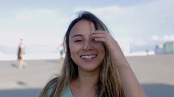 Portret Zâmbitor Unei Tinere Latine Vesele Care Uită Cameră Aer — Videoclip de stoc