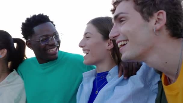 Grupo Multirracial Jóvenes Amigos Felices Divirtiéndose Juntos Generación Milenaria Personas — Vídeos de Stock