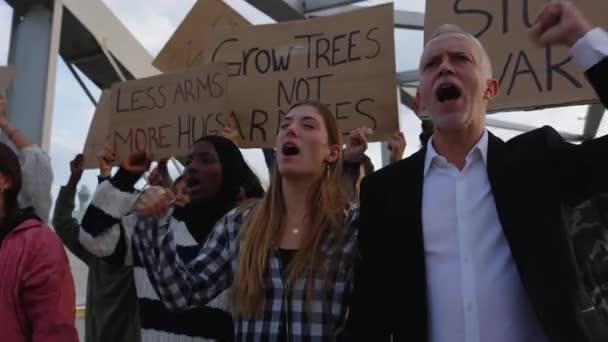 Groupe Personnes Diverses Protestant Contre Guerre Une Foule Activistes Tenant — Video