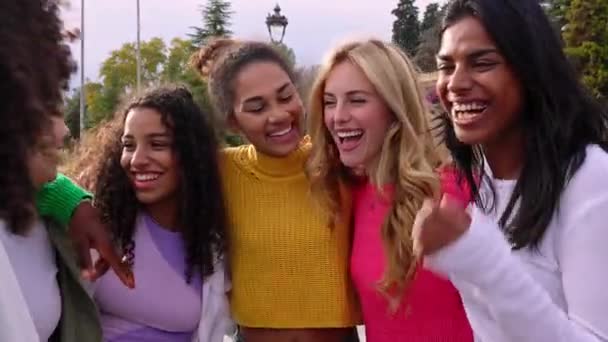Jonge Diverse Groep Gelukkige Meisjes Die Samen Lachen Straat Vrouwelijke — Stockvideo