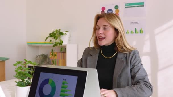 Ofiste Meslektaşımla Tartışırken Dizüstü Bilgisayarda Çalışan Genç Güzel Bir Kadını — Stok video