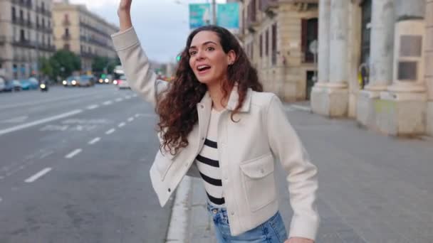 Młoda Piękna Kobieta Bagażem Podróżnym Szuka Taksówki Barcelonie Koncepcja Transportu — Wideo stockowe