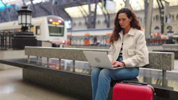 駅で電車を待っている間 ラップトップで働く若い大人のビジネス女性 旅行とビジネスマンのライフスタイルコンセプト — ストック動画