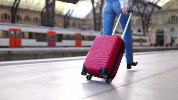 Vista Cerca Mujer Viajera Casual Que Lleva Maleta Estación Tren — Vídeo de stock