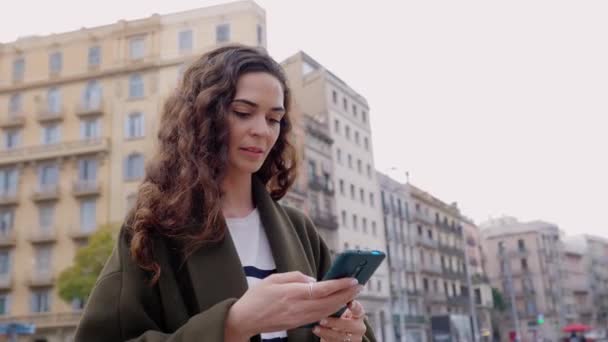 Fiatal Női Turista Keres Egy Helyet Mobiltelefon Gps App Utazási — Stock videók