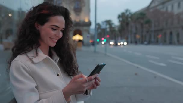 Hermosa Mujer Joven Adulta Utilizando Teléfono Móvil Sentado Parada Autobús — Vídeo de stock