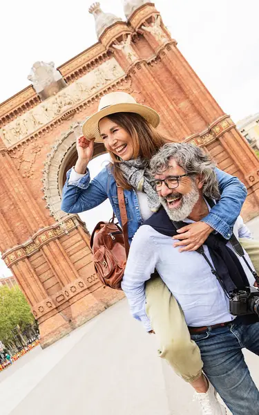Ηλικιωμένο Ζευγάρι Ερωτευμένο Που Διασκεδάζει Στην Πόλη Της Βαρκελώνης Στις — Φωτογραφία Αρχείου