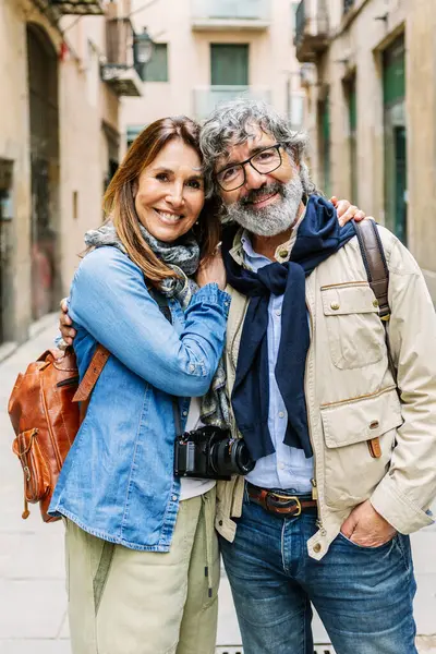 거리에서 카메라에서 매력적인 커플의 초상화 — 스톡 사진