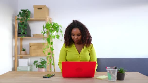 Νεαρή Αφρικανή Που Χρησιμοποιεί Φορητό Υπολογιστή Στο Γραφείο Του Σπιτιού — Αρχείο Βίντεο