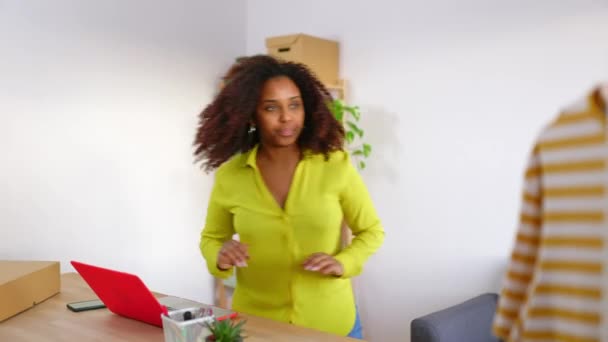 Genç Afrikalı Amerikalı Küçük Işletme Sahibi Kadın Ofiste Çalışırken Dizüstü — Stok video