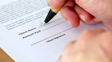  Kalem imzalama sözleşmesi olan genç bir kadının yakın çekimi. İş anlaşması kavramı.