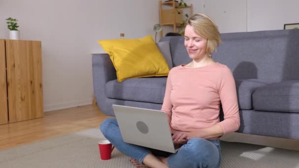 Взрослая Женщина Расслабляется Работая Ноутбуком Дома Счастливая Северноевропейская Женщина Использует — стоковое видео