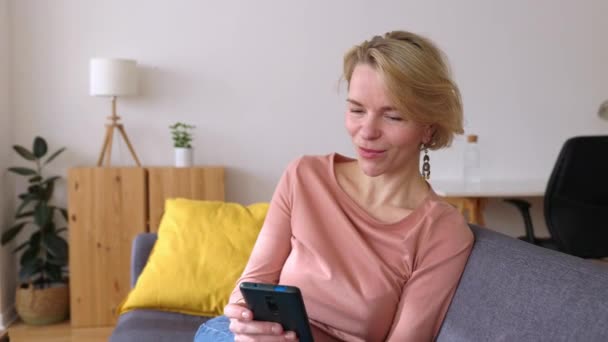 Mujer Adulta Sonriente Usando Teléfono Tarjeta Crédito Casa Concepto Servicio — Vídeos de Stock