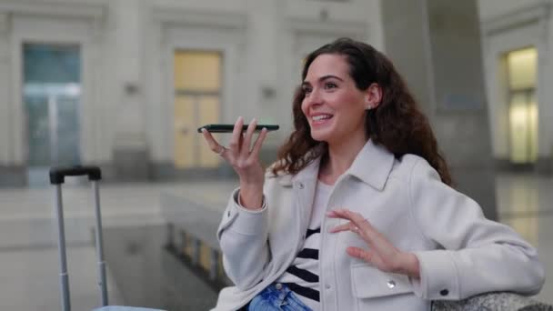 Sonriente Mujer Adulta Joven Utilizando Aplicación Teléfono Móvil Envío Mensajes — Vídeos de Stock