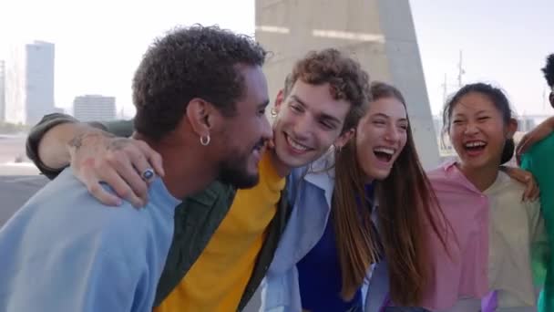 Bir Grup Genç Arkadaş Birlikte Gülüyor Dışarıda Kaynaşıyorlar Jenerasyonu Öğrencileri — Stok video