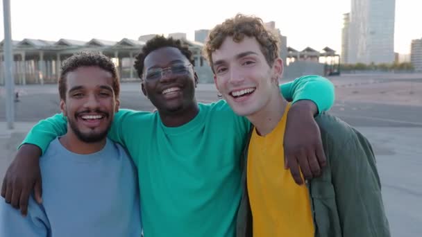 Retrato Tres Jóvenes Diversos Amigos Varones Riéndose Cámara Aire Libre — Vídeos de Stock