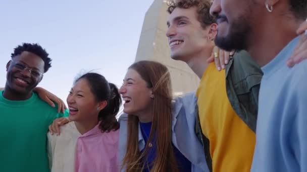 Młoda Grupa Ludzi Bawi Się Razem Świeżym Powietrzu Słoneczny Dzień — Wideo stockowe