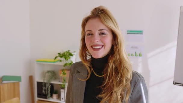 Portrait Jeune Belle Femme Affaires Regardant Caméra Debout Dans Bureau — Video