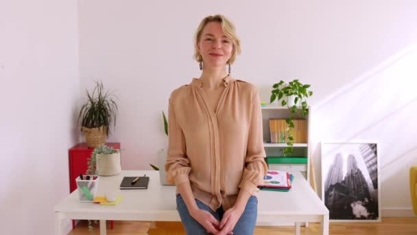 Självsäkra Porträtt Mellanvuxen Affärskvinna Som Står Kontoret Framgångsrik Kvinnlig Entreprenör — Stockvideo