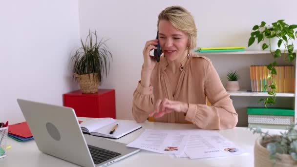 女性人力资源招聘人员通过电话在办公室与求职者交谈 征聘和雇用概念 高质量的4K镜头 — 图库视频影像