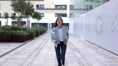 İşe koşan genç iş kadınının ayak görüntüsü. Stresli profesyonel bayan müdür ofise geç kalıyor..