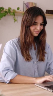 Modern stüdyo ofisinde dizüstü bilgisayarda çalışan genç mühendis profesyonel iş kadını. Dikey HD görüntüler.
