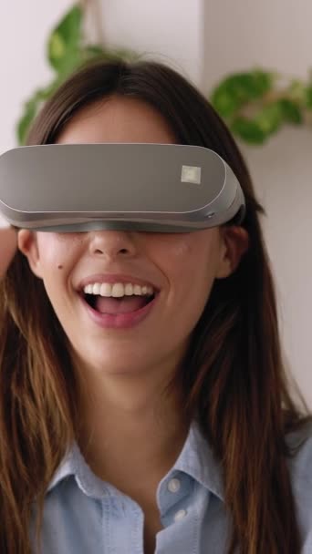 Mujer Joven Emocionada Vistiendo Google Realidad Virtual Oficina Del Estudio — Vídeos de Stock