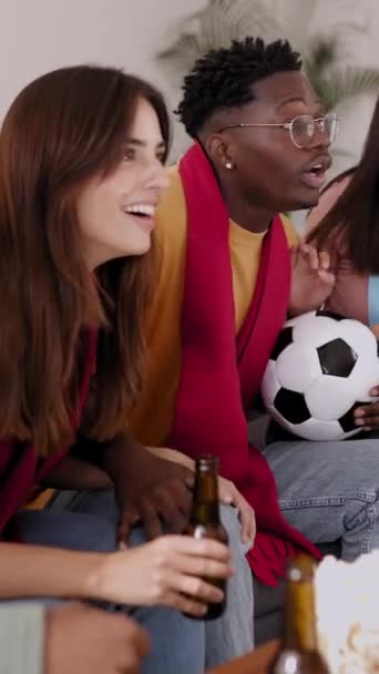 Diverso Grupo Jóvenes Aficionados Fútbol Amigos Viendo Campeonato Fútbol Televisión — Vídeos de Stock