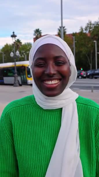 Verticalpportret Van Jonge Zwarte Moslim Vrouw Dragen Hoofddoek Islam Hijab — Stockvideo