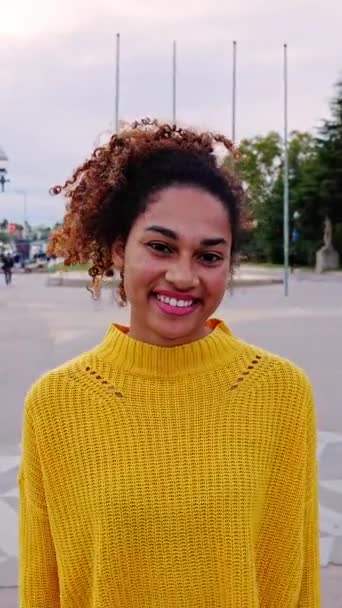 Gioiosa Studentessa Afroamericana Che Sorride Alla Telecamera All Aperto Ritratto — Video Stock