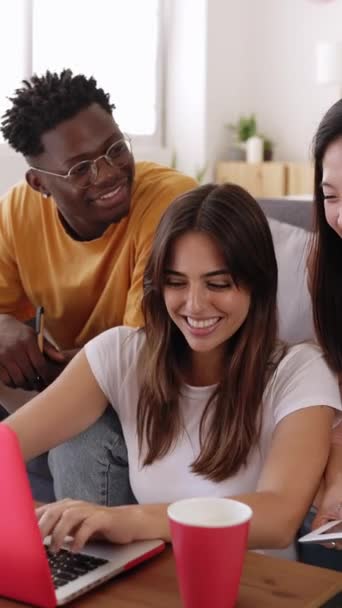 Młoda Grupa Różnorodnych Uczniów Uczy Się Razem Pomocą Laptopa Domu — Wideo stockowe
