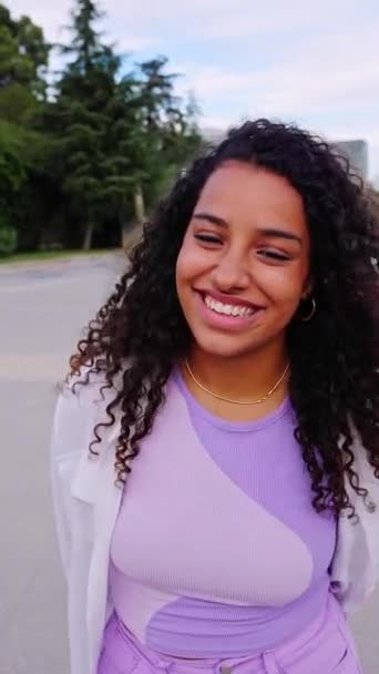 Glad Ung Latinamerikansk Flicka Som Ler Mot Kameran Stående Stadens — Stockvideo