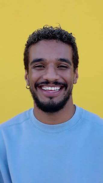 Verticaal Portret Van Vrolijke Jonge Latijns Amerikaanse Man Lachend Naar — Stockvideo