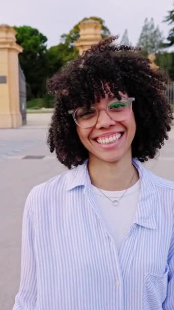 Χαρούμενο Κάθετο Πορτραίτο Της Νεαρής Λατίνας Φοιτήτριας Που Χαμογελάει Στην — Αρχείο Βίντεο