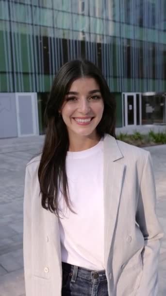Portrait Jeune Femme Affaires Heureuse Debout Sur Immeuble Bureaux Entreprise — Video