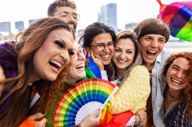 Genç ve çeşitli insanlar dışarıda eşcinsel onur festivalini kutluyor. LGBTQ topluluk kavramı.