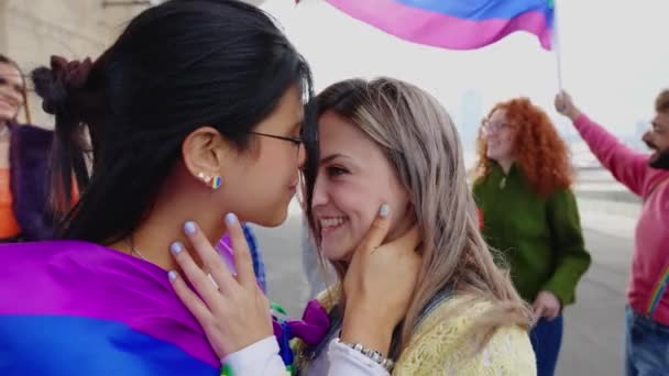 Młoda Zakochana Para Całuje Się Podczas Parady Gejów Ludzie Lgtb — Wideo stockowe