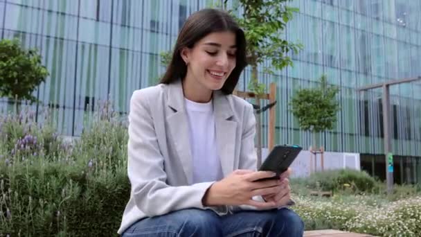Framgångsrik Ung Vuxen Affärskvinna Som Använder Mobiltelefon Koppla Över Affärsbyggnad — Stockvideo