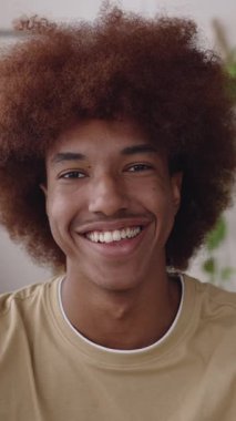 Dikey POV 'u kapat. Afro-Amerikalı, iş arkadaşını dinlerken bilgisayardaki video görüşmesini evde yap. Genç girişimci erkek partnerle online görüşme yoluyla konuşuyor. Eğitim ve iş konsepti