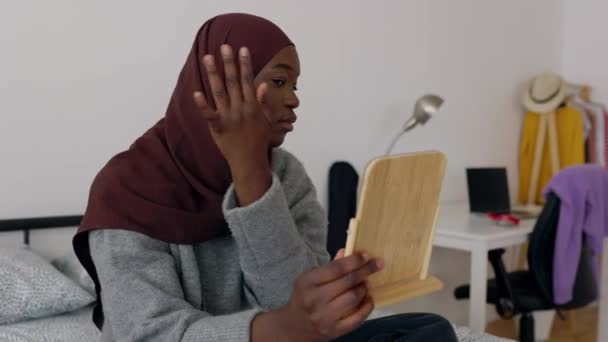 Millénaire Africaine 20S Femme Regardant Miroir Tout Mettant Hijab Foulard — Video