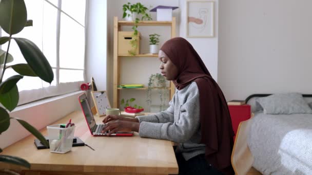 Jovem Estudante Africana Lenço Cabeça Muçulmano Usando Laptop Seu Quarto — Vídeo de Stock