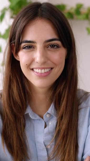 Portræt Unge Smukke Forretningskvinde Sidder Bordet Mens Smiler Til Kameraet – Stock-video