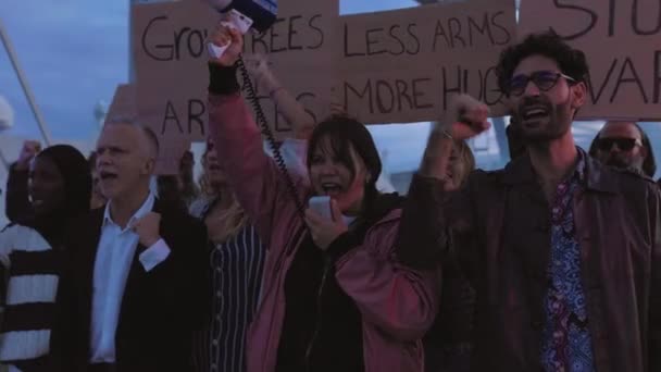Grupo Diverso Ativistas Pessoas Segurando Cartazes Banners Protestando Contra Guerra — Vídeo de Stock