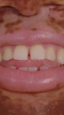 Kameraya gülümseyen, dişlek gülümseyen, tatmin olmuş, pozitif duyguları olan genç bir kadının ağzını kapat.